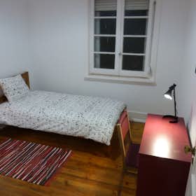 Private room for rent for €510 per month in Lisbon, Avenida Praia da Vitória