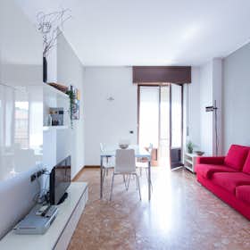 Apartment for rent for €2,450 per month in Milan, Via Luigi Settembrini