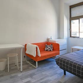 Private room for rent for €550 per month in Lisbon, Rua Barão de Sabrosa