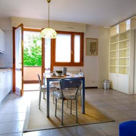 Apartment for rent for €1,540 per month in Bologna, Via Mario Fantin