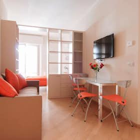Apartment for rent for €1,620 per month in Bologna, Via Francesco Rizzoli