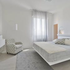 Apartment for rent for €2,500 per month in Bologna, Via Luigi Vestri