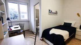 Mehrbettzimmer zu mieten für 380 € pro Monat in Bergamo, Via Comin Ventura