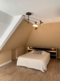 公寓 正在以 €1,300 的月租出租，其位于 Croix, Rue d'Hem