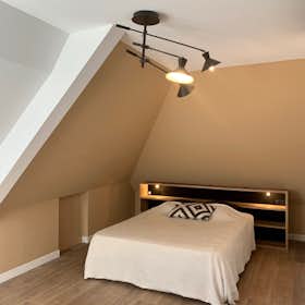 Квартира сдается в аренду за 1 300 € в месяц в Croix, Rue d'Hem