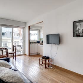 Studio for rent for €1,600 per month in Paris, Rue Desbordes-Valmore