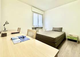Pokój prywatny do wynajęcia za 539 € miesięcznie w mieście Trento, Via San Martino