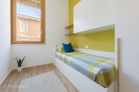 Private room for rent for €583 per month in Ferrara, Via degli Armari