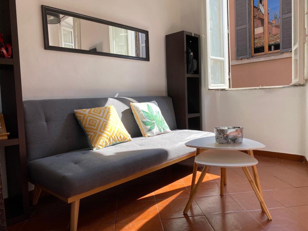 Studio for rent for €1,020 per month in Rome, Via dei Gigli d'Oro