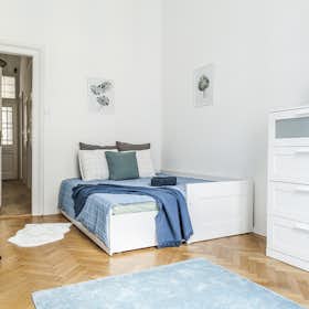 Private room for rent for HUF 177,120 per month in Budapest, Bethlen Gábor utca