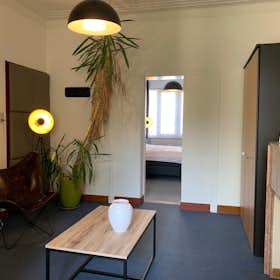 Apartment for rent for €1,050 per month in Etterbeek, Vrijwilligerslaan