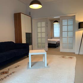Apartment for rent for €1,350 per month in Etterbeek, Vrijwilligerslaan