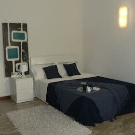 Private room for rent for €530 per month in Bergamo, Viale Vittorio Emanuele II