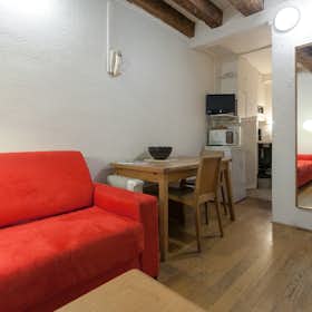 Studio for rent for €1,350 per month in Paris, Rue des Canettes