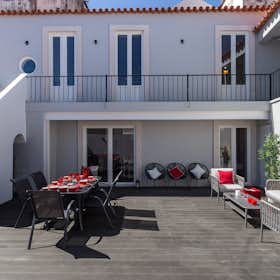 Apartment for rent for €1,869 per month in Santarém, Rua Serpa Pinto