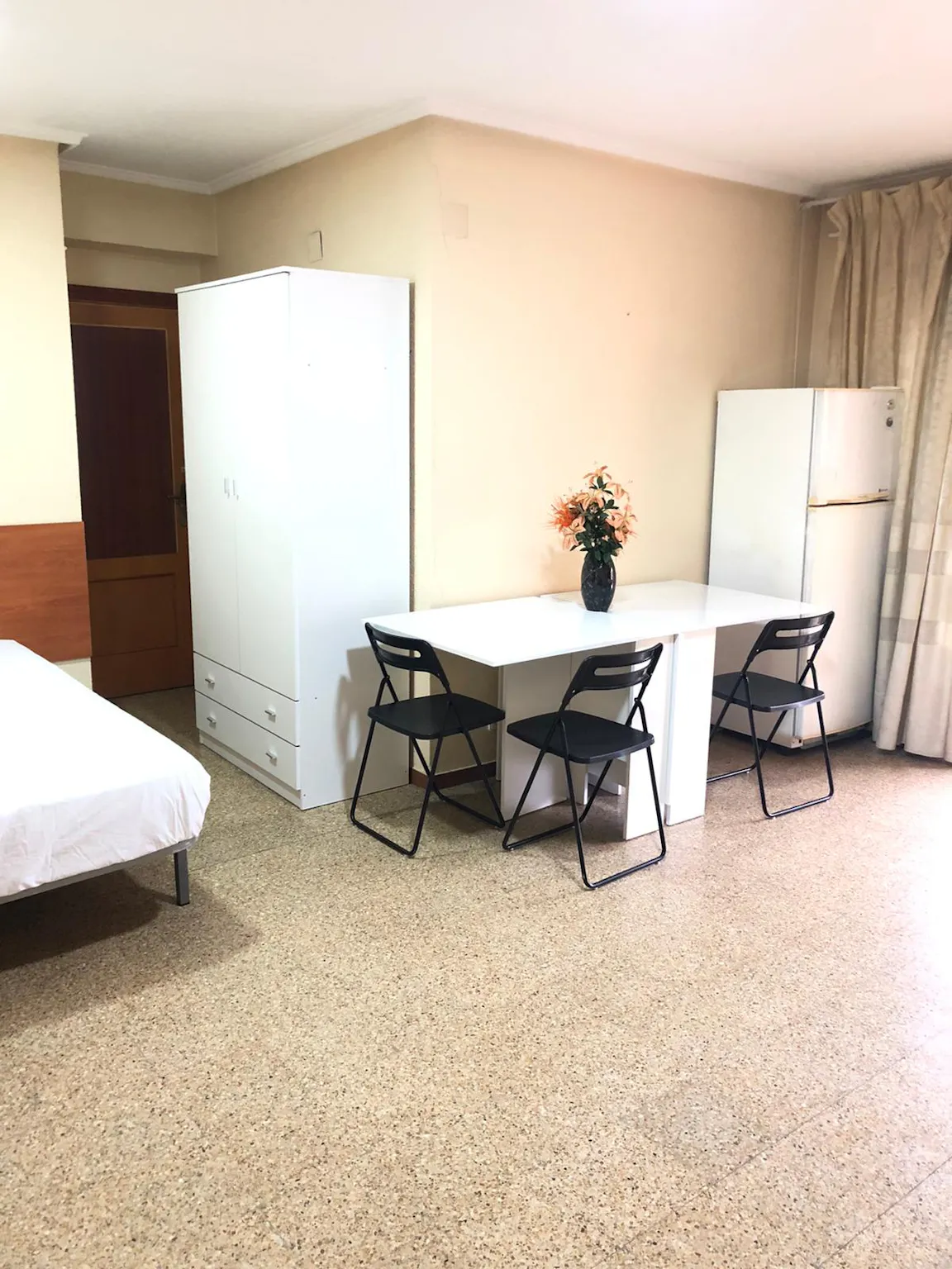 Private room in Calle Campoamor, Valencia (1096638) ROOM