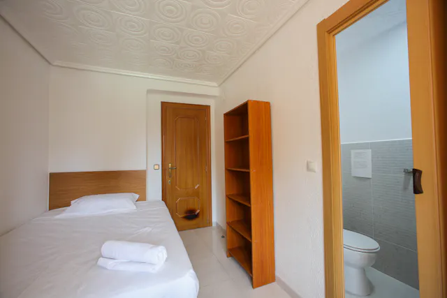Private room in Calle Lorenzo Palmireno, Valencia (1096698) room image 2