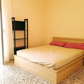 Отдельная комната сдается в аренду за 200 € в месяц в Catania, Via Plebiscito