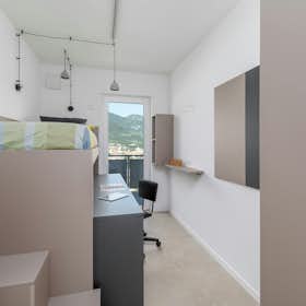 Private room for rent for €567 per month in Trento, Via Venezia