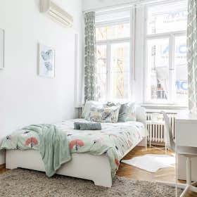 Private room for rent for HUF 161,617 per month in Budapest, Október 6. utca