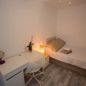Private room for rent for €305 per month in Valencia, Carrer de Ramiro de Maeztu