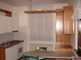 Apartment for rent for €775 per month in Udine, Via Umberto Feletto