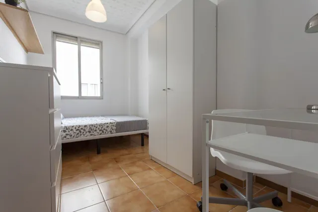 Private room in Calle Santos Justo y Pastor, Valencia (1098109) room image 1
