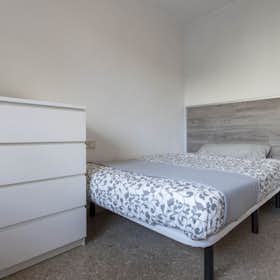 Private room for rent for €385 per month in Valencia, Avenida de la Constitución