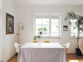 公寓 正在以 €2,390 的月租出租，其位于 Munich, Riedener Straße