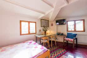 Studio for rent for €1,300 per month in Aix-en-Provence, Rue Finsonius