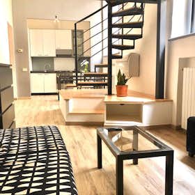 Apartment for rent for €2,000 per month in Milan, Viale Emilio Caldara