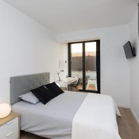Private room for rent for €950 per month in L'Hospitalet de Llobregat, Carrer d'Enric Prat de la Riba