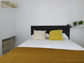 Private room for rent for €605 per month in Madrid, Avenida de Portugal