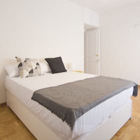 Private room for rent for €670 per month in Madrid, Calle de Mauricio Legendre