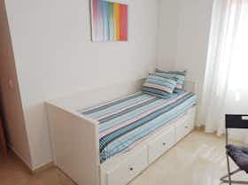 Приватна кімната за оренду для 375 EUR на місяць у Sevilla, Calle Ingeniero La Cierva