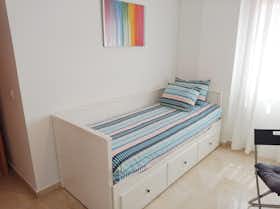 Privé kamer te huur voor € 375 per maand in Sevilla, Calle Ingeniero La Cierva