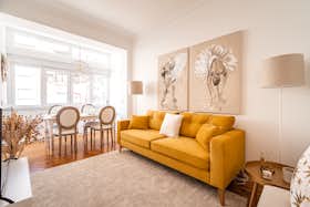 Apartment for rent for €1,735 per month in Lisbon, Rua Coronel Luna de Oliveira