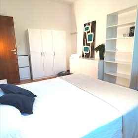 Private room for rent for €520 per month in Bergamo, Via Pietro Paleocapa