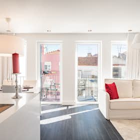 Apartment for rent for €2,000 per month in Lisbon, Calçada dos Barbadinhos