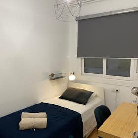 Private room for rent for €685 per month in Barcelona, Avinguda dels Quinze
