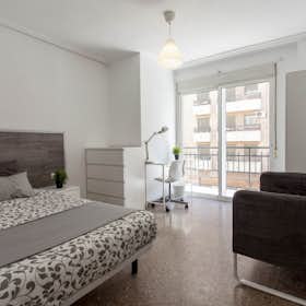 Private room for rent for €410 per month in Valencia, Plaça Àvila