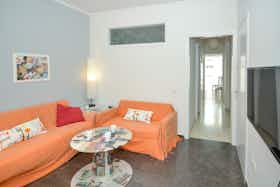 私人房间 正在以 €270 的月租出租，其位于 Athens, Dyovouniotou
