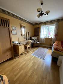 Cameră privată de închiriat pentru 384 EUR pe lună în Kullavik, Ekebacksvägen