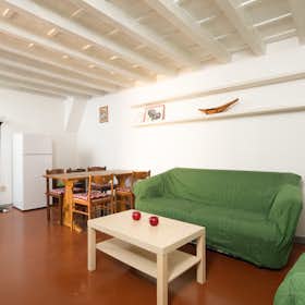 Apartment for rent for €1,600 per month in Florence, Via Maggio