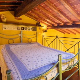 Apartment for rent for €1,250 per month in Florence, Via Camillo Benso di Cavour