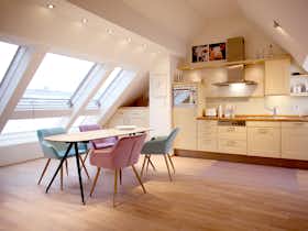 Appartement te huur voor € 1.850 per maand in Düsseldorf, Carlstor