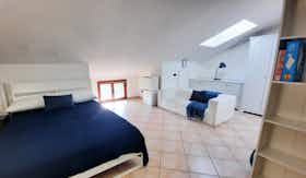 Gedeelde kamer te huur voor € 380 per maand in Bergamo, Via Gianbattista Moroni