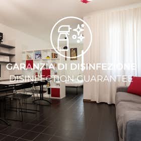 Apartamento for rent for € 1.600 per month in Bologna, Via Polese