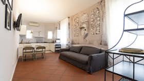 Apartment for rent for €2,015 per month in Bologna, Via Altabella