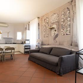 Apartment for rent for €1,950 per month in Bologna, Via Altabella